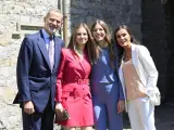 Los reyes Felipe y Letizia posan junto a sus hijas, la princesa Leonor y la infanta Sofía, momentos antes de asistir al acto de graduación de la Princesa de Asturias en el UWC Atlantic College de Gales.