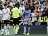 Vinícius protesta una acción al árbitro del choque ante el Valencia.