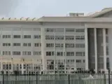 Si se hace zoom a la imagen generada por IA, se podrá ver cómo el supuesto edificio del Pentágono tiene una fachada un tanto sospechosa.