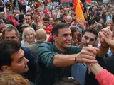 El secretario general del PSOE y presidente del Gobierno, Pedro Sánchez (c), saluda a los asistentes a un acto electoral del PSOE en Badajoz.