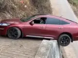 Un vídeo que demuestra la pericia de un conductor consigue triunfar en las redes porque logra sacar su coche de una cuesta donde apenas entra.