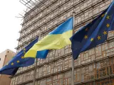 Banderas de la Unión Europea y de Ucrania ante la sede del Consejo Europeo en Bruselas.