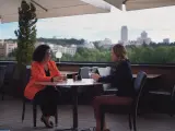 Joana Frontela y Bettina Karsch durante la entrevista.