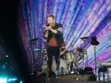 El cantante de la banda británica, Coldplay, Chris Martin, durante el concierto de este miércoles 24 de mayo en el Estadio Olímpico de Barcelona.