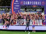 Las jugadoras del Atlético de Madrid celebran su triunfo en la Copa del Rey.