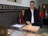 El presidente del Gobierno, Pedro Sánchez, ejerce su derecho al voto en el colegio Nuestra Señora del Buen Consejo, este domingo