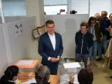 El presidente del Partido Popular (PP), Alberto Núñexz Feijóo, ejerce su derecho al voto en el Colegio Ramiro de Maeztu