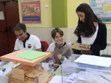 Los integrantes de una mesa electoral del colegio CEIP Ciudad de Roma proceden al recuento de votos, tras el cierre de su centro electoral