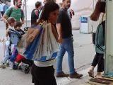 La Reina Letizia durante sus compras en la Feria del Libro.