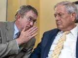 Thomas Massie, republicano de Kentucky, a la izquierda, con un pin que simula el aumento de la deuda nacional de EE.UU., acompañado a la derecha por el representante Ralph Norman, republicano de Carolina del Sur, ambos miembros del conservador Freedom Caucus de la Cámara.