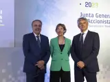 Tobías Martínez, Anne Bouverot y Marco Patuano durante la junta general.