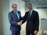 El consejero delegado, Tobías Martínez (i), y el nuevo CEO de Cellnex, Marco Patuano (d), se saludan