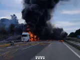 Un incendio quema un camión en la AP-7 a la altura de Vilobí d'Onyar (Girona) y obliga a cortar el tráfico en la autopista en sentido norte. BOMBERS DE LA GENERALITAT 02/6/2023
