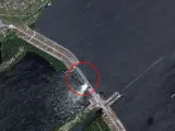 El c&iacute;rculo rojo muestra la parte del dique de la presa de Kajovka que ha sido destruido tras la voladura.