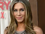 'Curve cut'. Lo puso de moda Jennifer Aniston, concretamente su personaje Rachel en la serie 'Friends'. Hoy, 30 años después, la actriz ha modernizado aquel corte a capas, pero la esencia sigue siendo la misma. Melena despuntada que enmarca el rostro y le da movimiento.