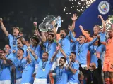 Los jugadores del City alzan al cielo la primera Copa de Europa de su historia.