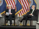 Powell sonríe en una conferencia con al expresidente de la Fed, Ben Bernanke.