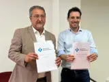 Manu Reyes (PP) y Fernando Cerpa (SOM) tras firmar el acuerdo de gobierno.