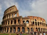 En una visita a la capital italiana nunca puede faltar el Coliseo, un anfiteatro romano construido en el siglo I. Era el lugar en el que se celebraban las luchas de gladiadores y otros espect&aacute;culos p&uacute;blicos y es el gran s&iacute;mbolo de la ciudad.