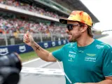 Fernando Alonso saluda al público en Montmeló.