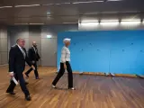 Guindos, en primer plano, y Lagarde se dirigen a la conferencia de prensa.
