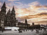 Sede de uno de los más célebres lugares de peregrinación de la cristiandad y símbolo de la lucha de los cristianos españoles contra el Islam, Santiago de Compostela es una de las zonas urbanas de mayor belleza del mundo, realzada por sus monumentos románicos, góticos y barrocos. Los más antiguos se concentran en torno a la catedral.