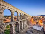 Edificado probablemente hacia el a&ntilde;o 50 d.C., el acueducto romano de Segovia se conserva excepcionalmente intacto. Esta imponente construcci&oacute;n de doble arcada se inserta en el marco magn&iacute;fico de la ciudad hist&oacute;rica, donde se pueden admirar otros soberbios monumentos como el Alc&aacute;zar y la catedral g&oacute;tica del siglo XVI.