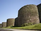 La muralla de Lugo fue construida a finales de siglo II para defender la ciudad romana de Lucus. Su per&iacute;metro se ha conservado intacto en su totalidad y constituye el m&aacute;s bello arquetipo de fortificaci&oacute;n romana tard&iacute;a de toda Europa Occidental.