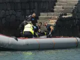 Un barco pesquero ha localizado a menos de un kilómetro de la costa de Los Cocoteros, en Lanzarote, una lancha neumática con 53 inmigrantes a bordo, entre ellos una mujer embarazada que ya había fallecido. EFE/ Adriel Perdomo
