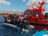 Salvamento Marítimo localiza una lancha neumática con 53 migrantes a bordo, entre ellos una mujer fallecida.