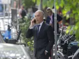 El presidente de Ferrovial, Rafael del Pino, llama por teléfono a la salida de un evento reciente en Madrid.