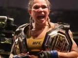 Amanda Lourenço Nunes es una exluchadora brasileña de artes marciales mixtas que compitió en la categoría de peso gallo y peso pluma de UFC en donde fue campeona en ambas.