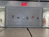 Tienda cerrada de H&M de Valle Real.