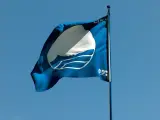 Una Bandera Azul ondea en una playa en Punta Umbr&iacute;a.