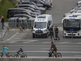 Polic&iacute;as rusos montan guardia cerca del Kremlin, en la Plaza Roja de Mosc&uacute;. La capital rusa y otras regiones del pa&iacute;s han activado medidas antiterroristas tras la rebeli&oacute;n del Grupo Wagner.