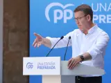 El líder del Partido Popular, Alberto Núñez Feijóo, participa en un acto con militantes de su partido este domingo en el colegio Arzobispo Fonseca de Salamanca.