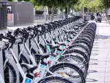 Bicicletas ancladas en Plaza de Castilla durante el día del primer reparto de la puesta en marcha de BiciMAD Go.