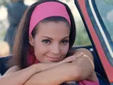 Carmen Sevilla posa en uno de sus coches en una foto promocional. La actriz y cantante era un icono para las revistas de moda y corazón de la época.