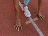 Una persona se prepara correr en una prueba de atletismo.