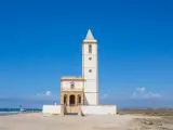 La misteriosa iglesia abandonada en medio de una playa salvaje a la que nadie puede entrar