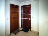 Puerta de la vivienda dónde ha tenido lugar el crimen machista en Burgos.