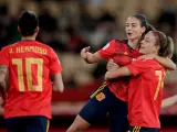Alexia Putellas y Aitana Bonmat&iacute; celebran un gol con la selecci&oacute;n espa&ntilde;ola.