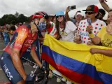 El ciclista colombiano Egan Bernal pasa junto a unas olas de aficionados antes de la tercera etapa del Tour de Francia 2023.