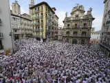 Miles de personas se concentran en la Plaza Consistorial de Pamplona, un poco antes del Chupinazo anunciador de los Sanfermines 2023.