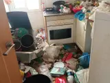 Basura acumulada en el piso okupado.