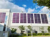Instalaci&oacute;n de las pegatinas solares Heliasol en la fachada de un edificio de Corea.