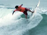 Mikala Jones surfeando una ola.