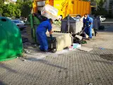 Operarios de Lipasam trabajando en la recogida de basura