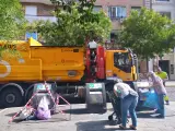 Camión de recogida de residuos junto a operarios de Lipasam