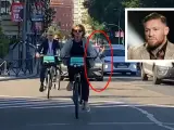 Teresa Ribera en bicicleta escoltada por dos vehículos oficiales.